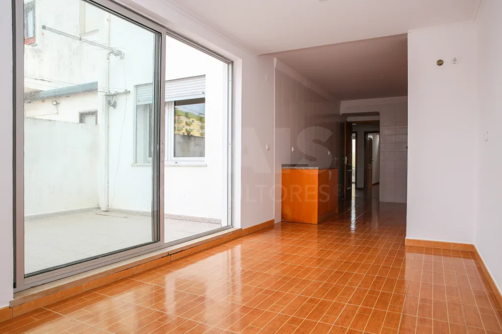 Amplitude e Conforto no Centro de Sobral de Monte Agraço Apartamento T2 Com Terraço