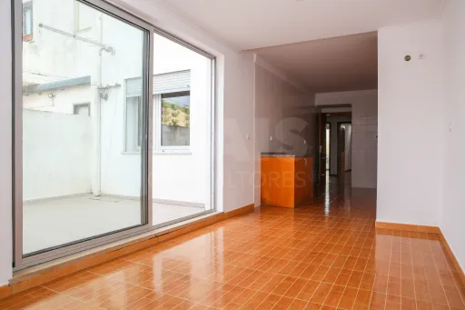 Amplitude e Conforto no Centro de Sobral de Monte Agraço Apartamento T2 Com Terraço