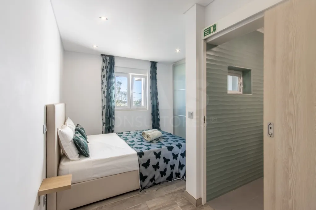 Propriedade com 3 apartamentos e piscina em Óbidos