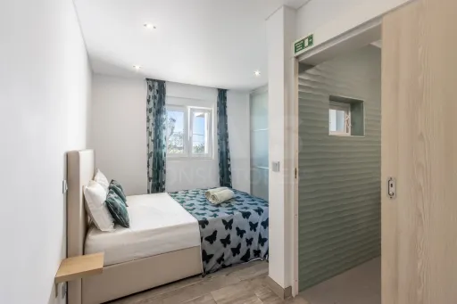 Propriedade com 3 apartamentos e piscina em Óbidos