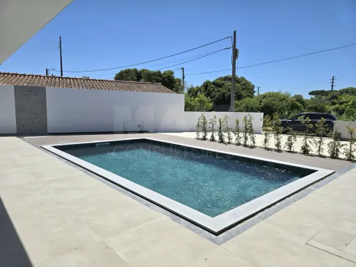 Moradia T4 térrea de luxo com piscina no Nadadouro