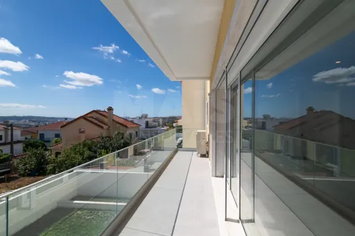 Moradia Geminada T4 + 1 com Piscina Famões