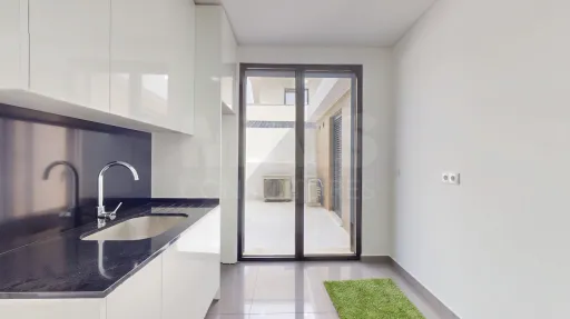 Moradia nova com piscina T4 em Linda a Velha
