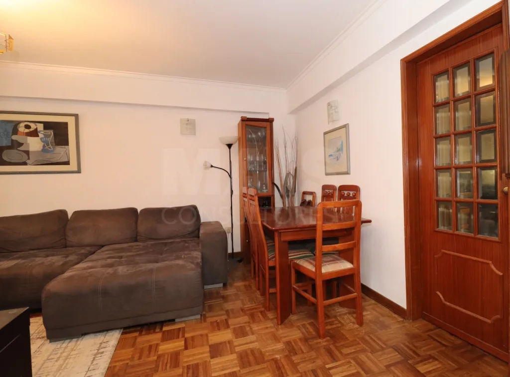 2 bedroom apartments 100 meters from Tapada das Mercês train station