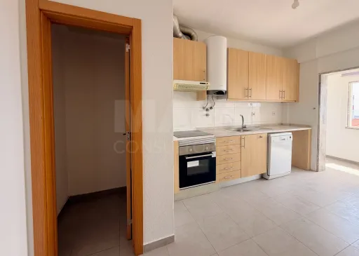 Prédio de Habitação e Comércio em Santa Iria de Azoia