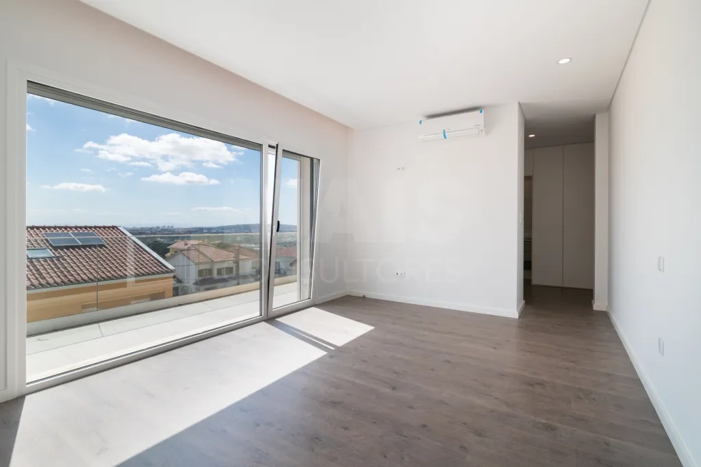 Moradia Geminada T4 + 1 com Piscina Famões