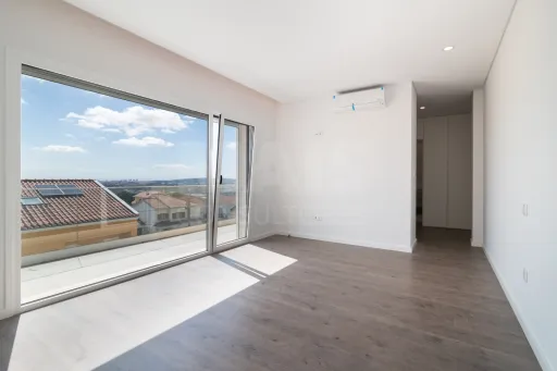 Moradia Geminada T4 + 1 com Piscina Famões
