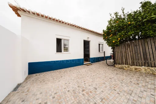 Moradia Térrea Renovada C/ Logradouro e Terreno, Vimeiro - Lourinhã