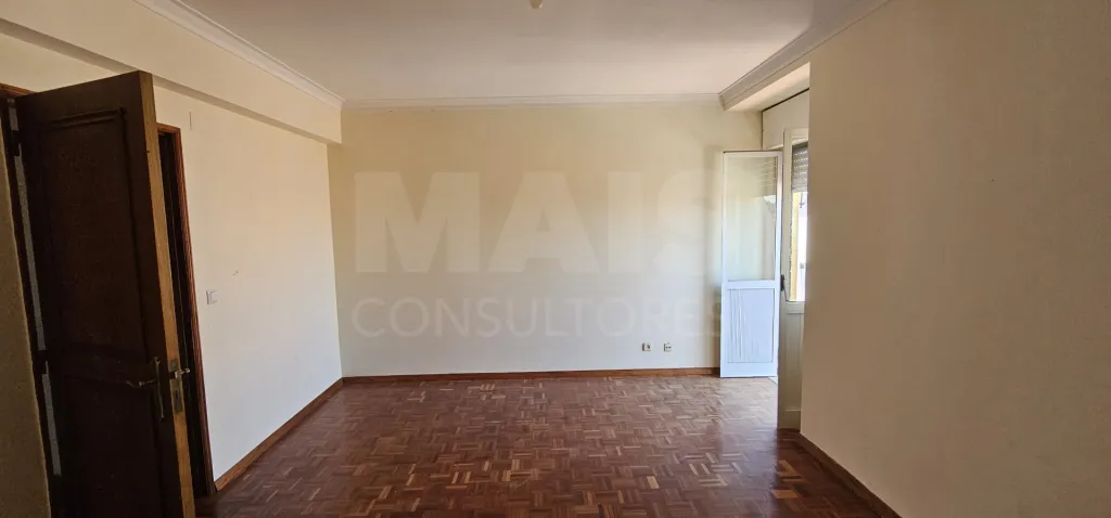 Apartamento T3 no Centro de Alpiarça | Áreas Generosas, Varandas e Excelente Localização