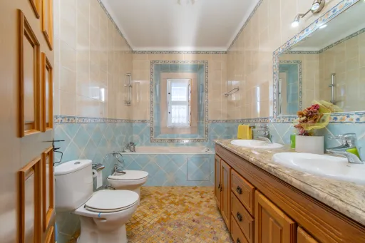 Moradia T4 com Piscina, 3 Garagens e Terreno de 3.179 m² em Almeirim