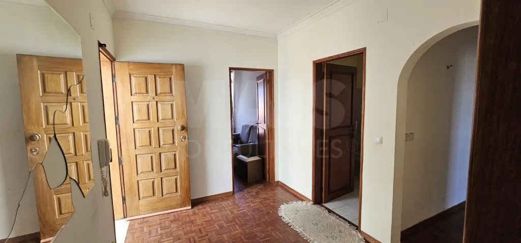 Apartamento T3 no Centro de Alpiarça | Áreas Generosas, Varandas e Excelente Localização