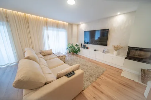 Apartamento T3 totalmente remodelado com vista para a Serra de Santa Iria – Vialonga (Granja)