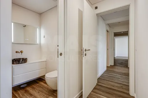 Apartamento T3 totalmente remodelado na Póvoa de Santa Iria com parqueamento