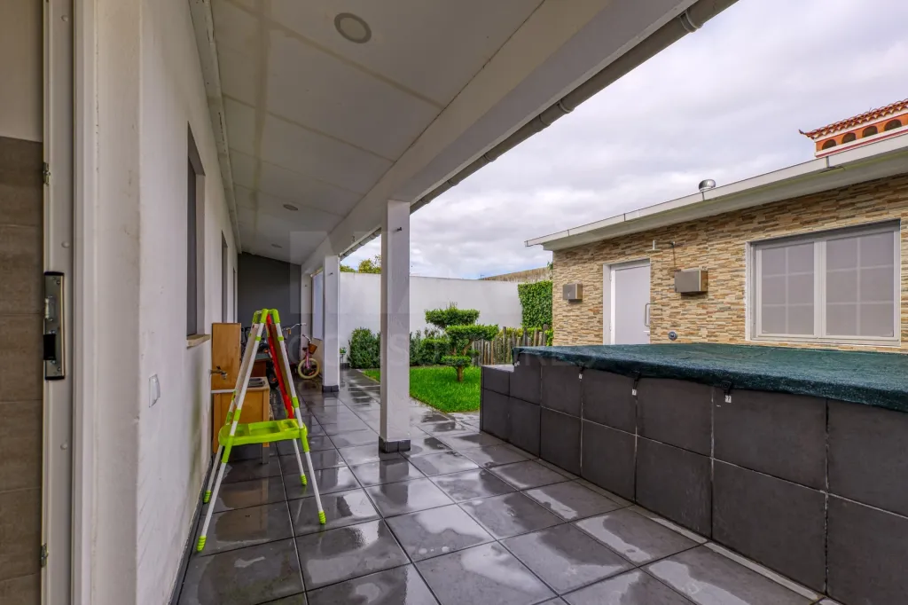 Moradia T3 Remodelada, Pronta a Habitar, com Ginásio, Anexo e Jardim