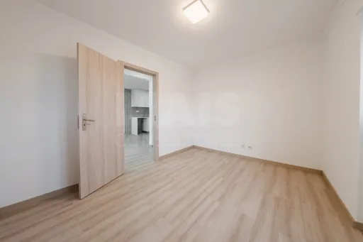 Moradia T3 com comércio e terraço no Coto