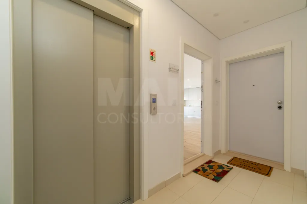 Premium, Like-New 3-Bedroom Apartment with Exceptional Balcony – Garage – Elevator – Convenient Access to Lisbon
