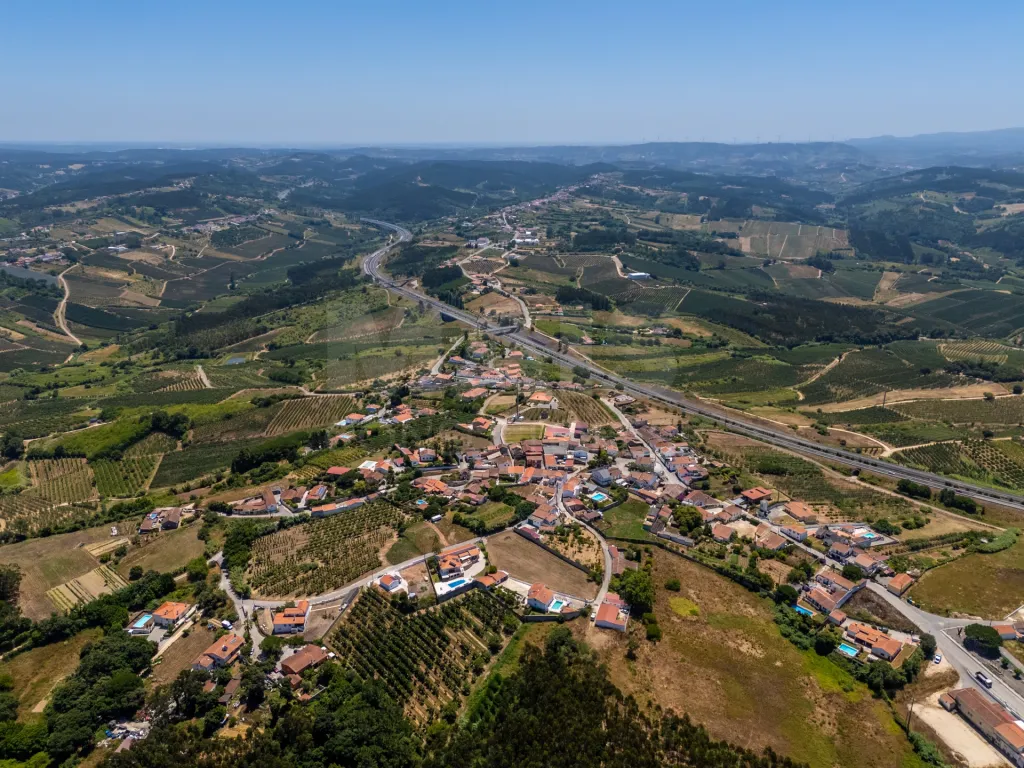 Moradia p/a recuperar c/ terreno na Fanadia com viabilidade de construção