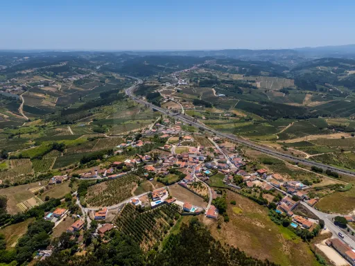 Moradia p/a recuperar c/ terreno na Fanadia com viabilidade de construção