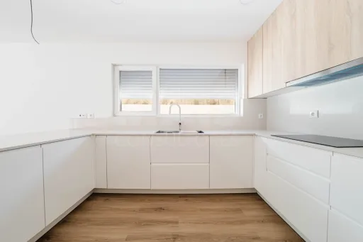 Exclusiva Moradia T4 Moderna com Conforto e Elegância Perto das Praias de Peniche