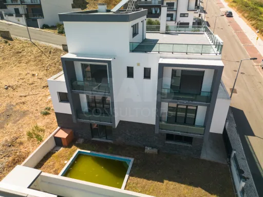House 5 Bedrooms + 3 Bath with Pool | Garden | Box for 4 Cars in Famões