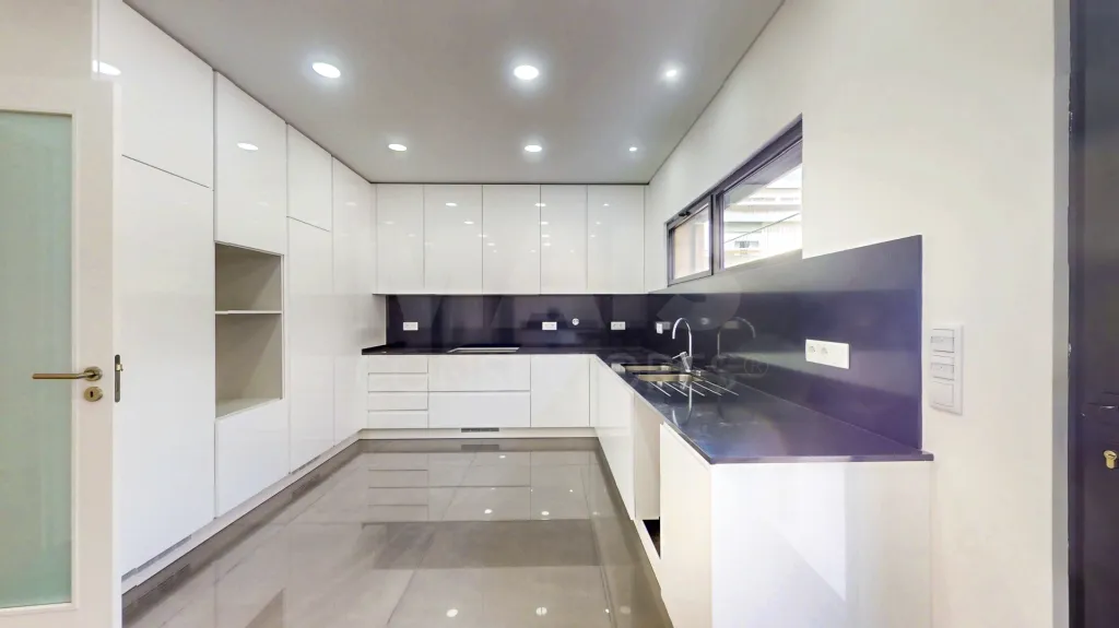 Moradia nova com piscina T4 em Linda a Velha