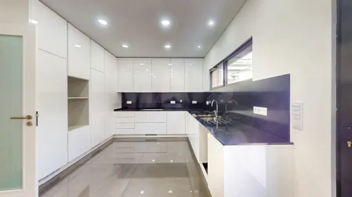 Moradia nova com piscina T4 em Linda a Velha