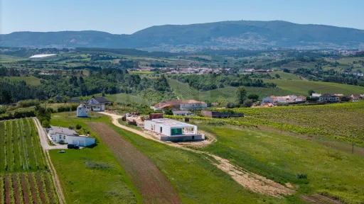 Moradia térrea T4 em terreno de 2 hectares no Carvalhal