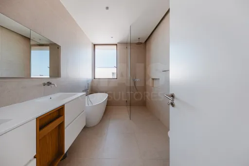 Moradia T5 com Piscina - Vista Golfe e Mar