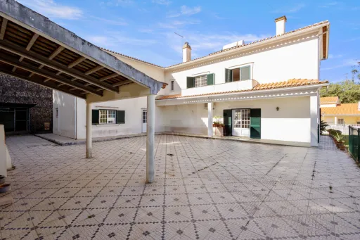 Moradia T4 com Garagem para 3 carros em lote de 812m2