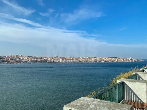 T3 Remodelado com Duas Suítes com Jardim e Miradouro à Porta – Almada