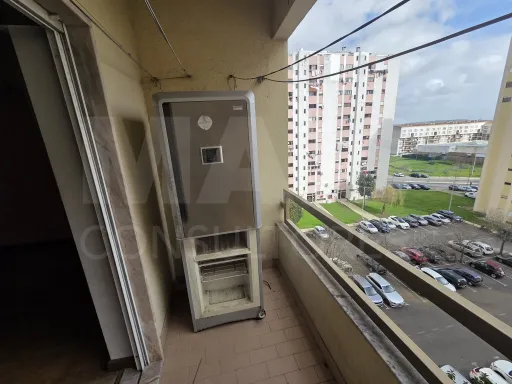 🏠 Strategic 3-Bedroom Apartment in Carregado - Connectivity and Convenience