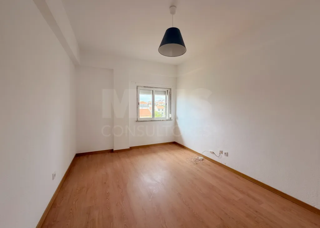Prédio de Habitação e Comércio em Santa Iria de Azoia