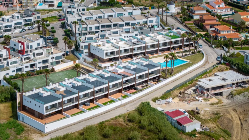 Moradia T4 com Vista Mar, Jacuzzi Panorâmico e Energia Solar | Lourinhã