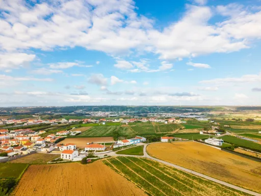 Moradia exclusiva com piscina aquecida, suite, garagem e jardim deslumbrante