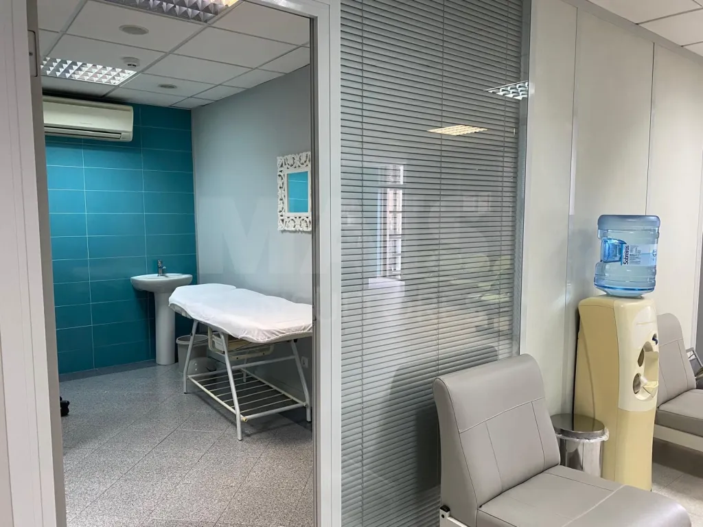 Espaço atualmente em uso com serviços clínicos e estéticos