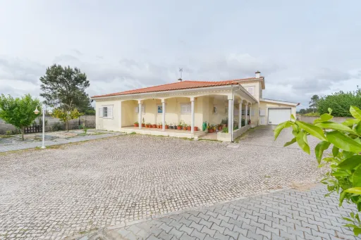 Moradia T3 com Piscina e Terreno de 7.320 m² – Privacidade, Sustentabilidade e Qualidade de Vida