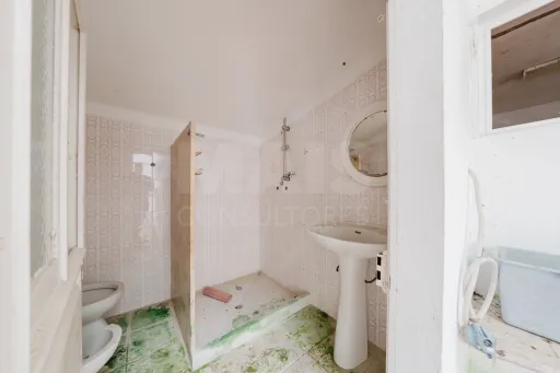Moradia inserida num amplo terreno com 4.730 m²