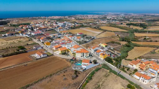 Moradia nova T4 com quintal e garagem