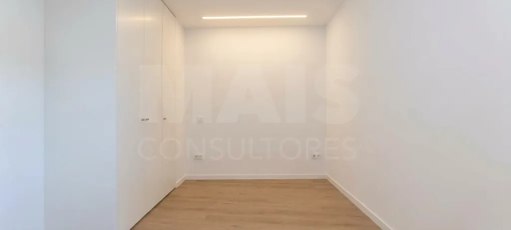 Moradia T3 em Santa Catarina | Mobilada e Decorada, com Terraço e Estacionamento