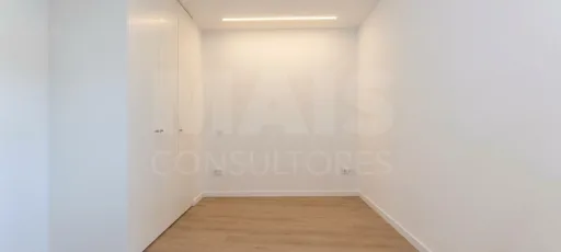 Moradia T3 em Santa Catarina | Mobilada e Decorada, com Terraço e Estacionamento