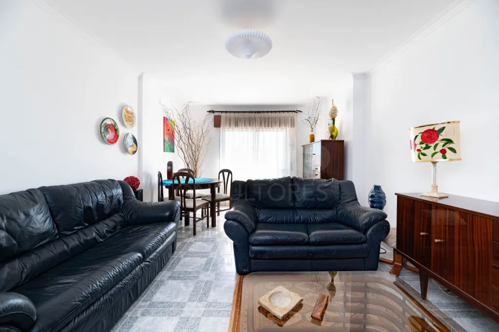 Apartamento T2 com Varanda e Arrecadação em Agualva Cacem - Sintra