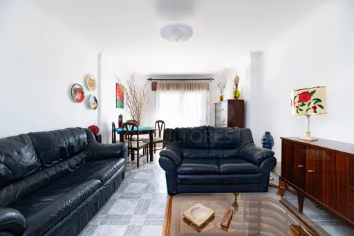 Apartamento T2 com Varanda e Arrecadação em Agualva Cacem - Sintra