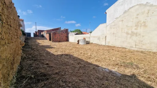 Moradia em ruina com anexos para recuperar no Vau – excelente oportunidade!