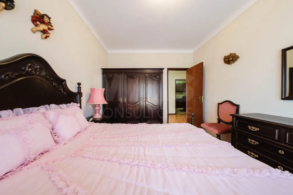 Moradia Isolada com Terreno de 9.840 m² em Barreiras – Cadaval