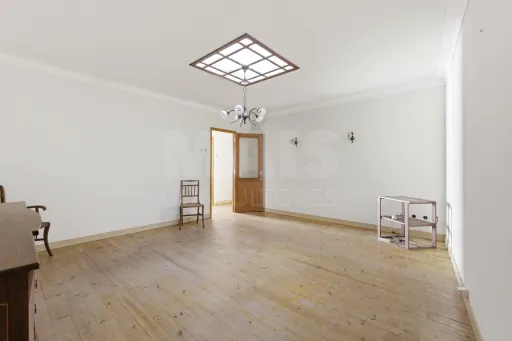 Dois prédios com 5 frações no centro de Peniche