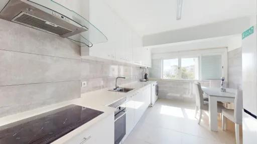 T2 com Cozinha Equipada e Varanda junto ao Metro de Odivelas