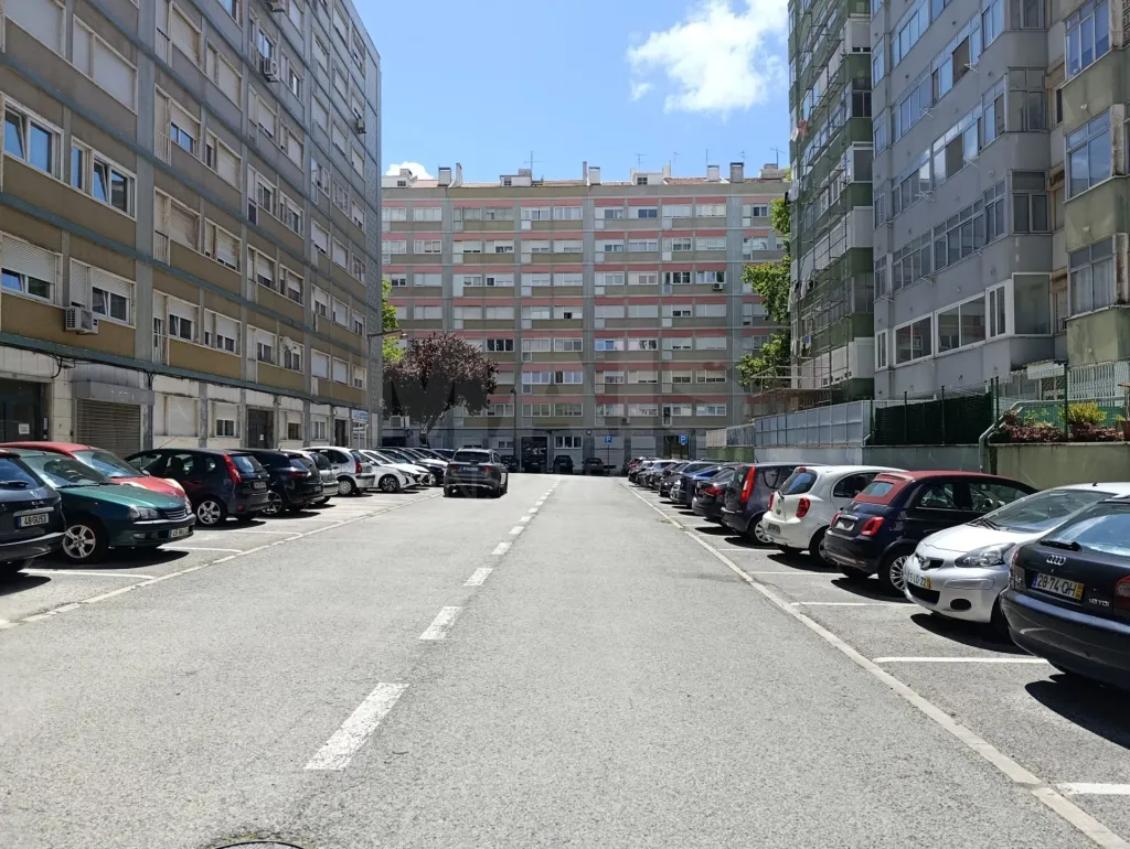 T2 em Carnide - Conforto, Luz e localização privilegiada.