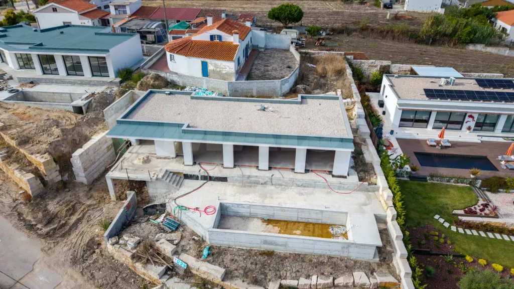 Moradia T4 com piscina em lote de 759m2 em Amoreira Óbidos