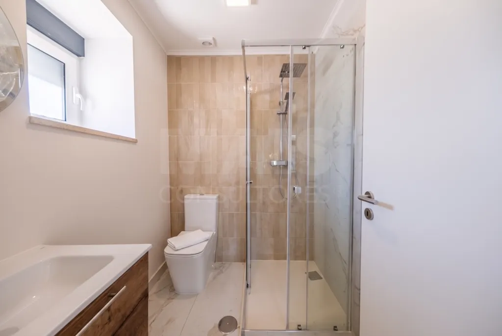 Moradia T2+1 totalmente remodelada com garagem e sótão em Alfeizerão