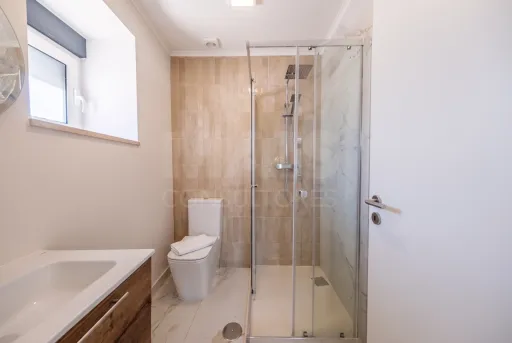 Moradia T2+1 totalmente remodelada com garagem e sótão em Alfeizerão